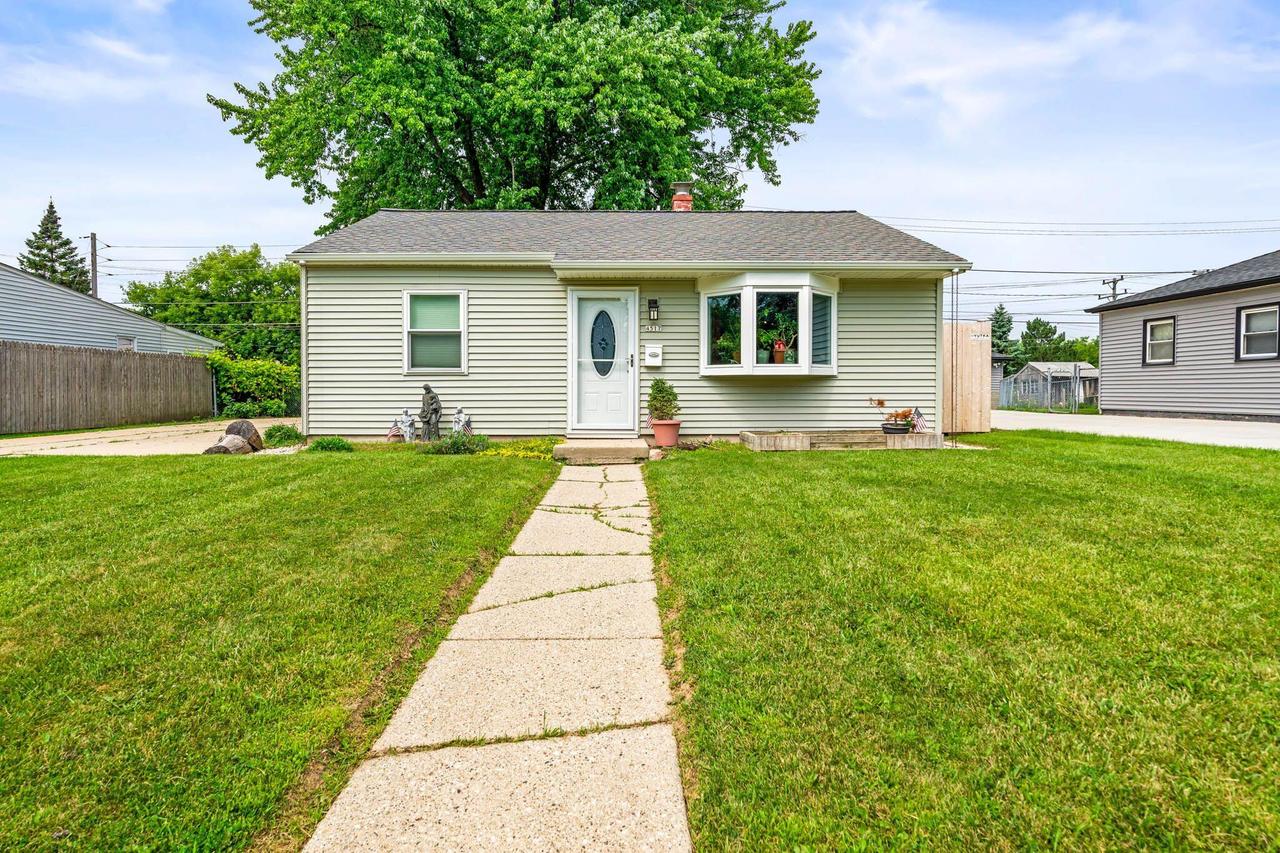 4517 S Pennsylvania Ave, Saint Francis, WI 53235
