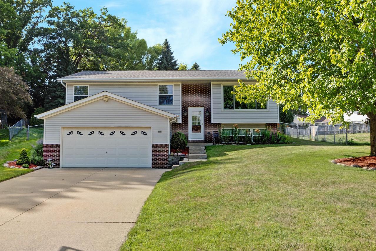 422 Scott Ct, Hartford, WI 53027