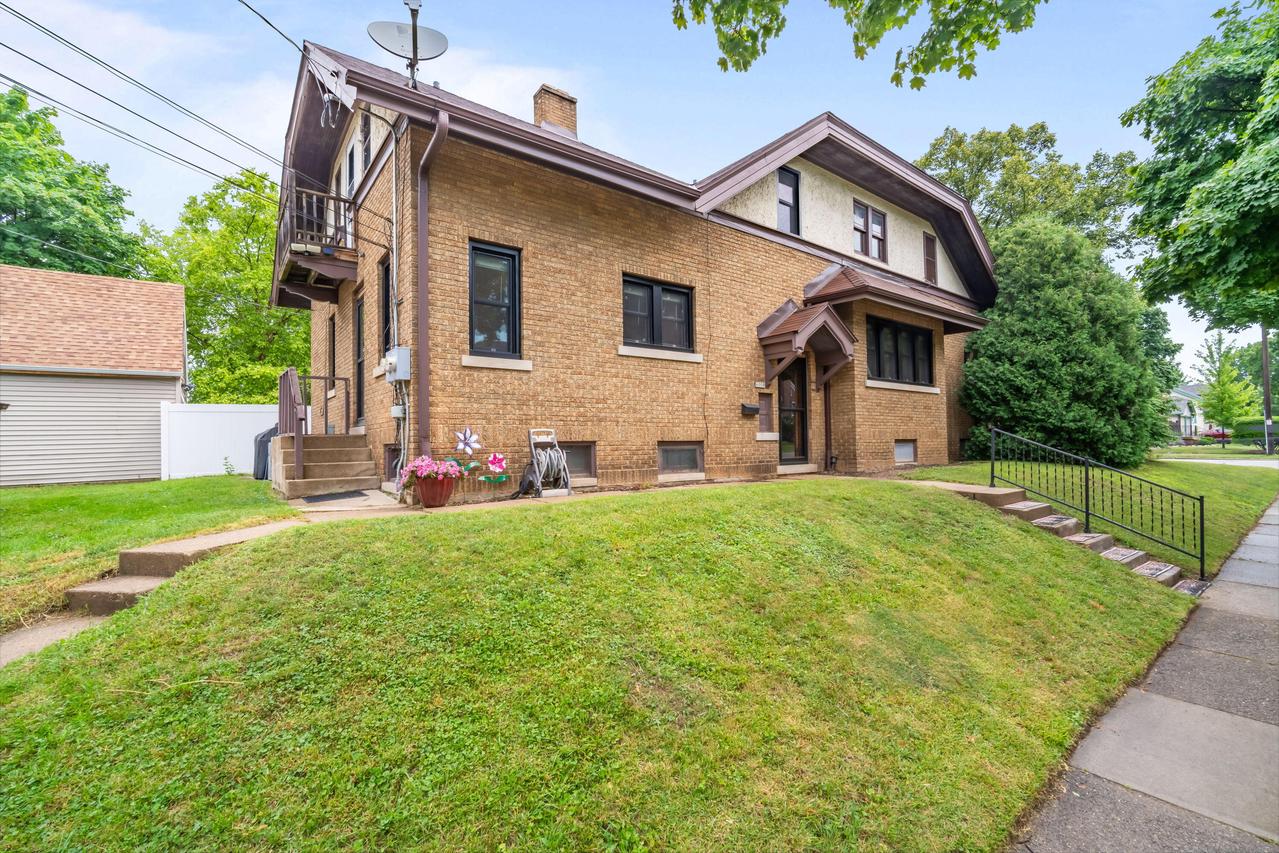 2205 N 60th St, Wauwatosa, WI 53208