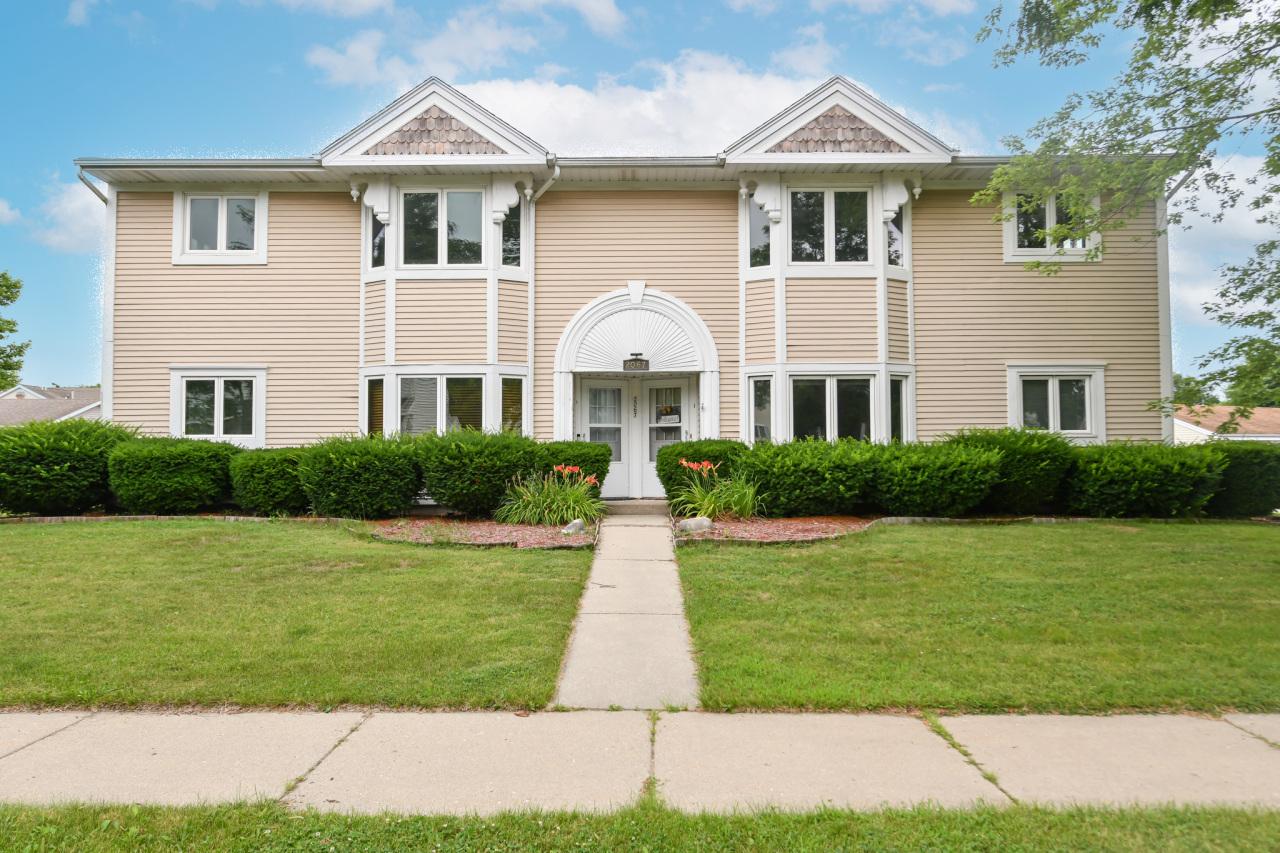 2067 Cliff Alex Ct #A3, Waukesha, WI 53189