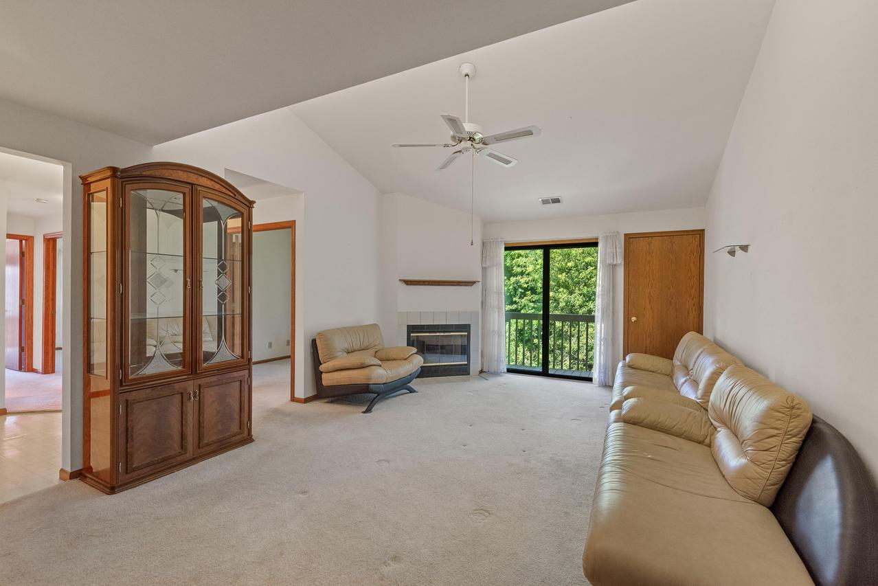 116 E Freistadt Rd #F, Thiensville, WI 53092