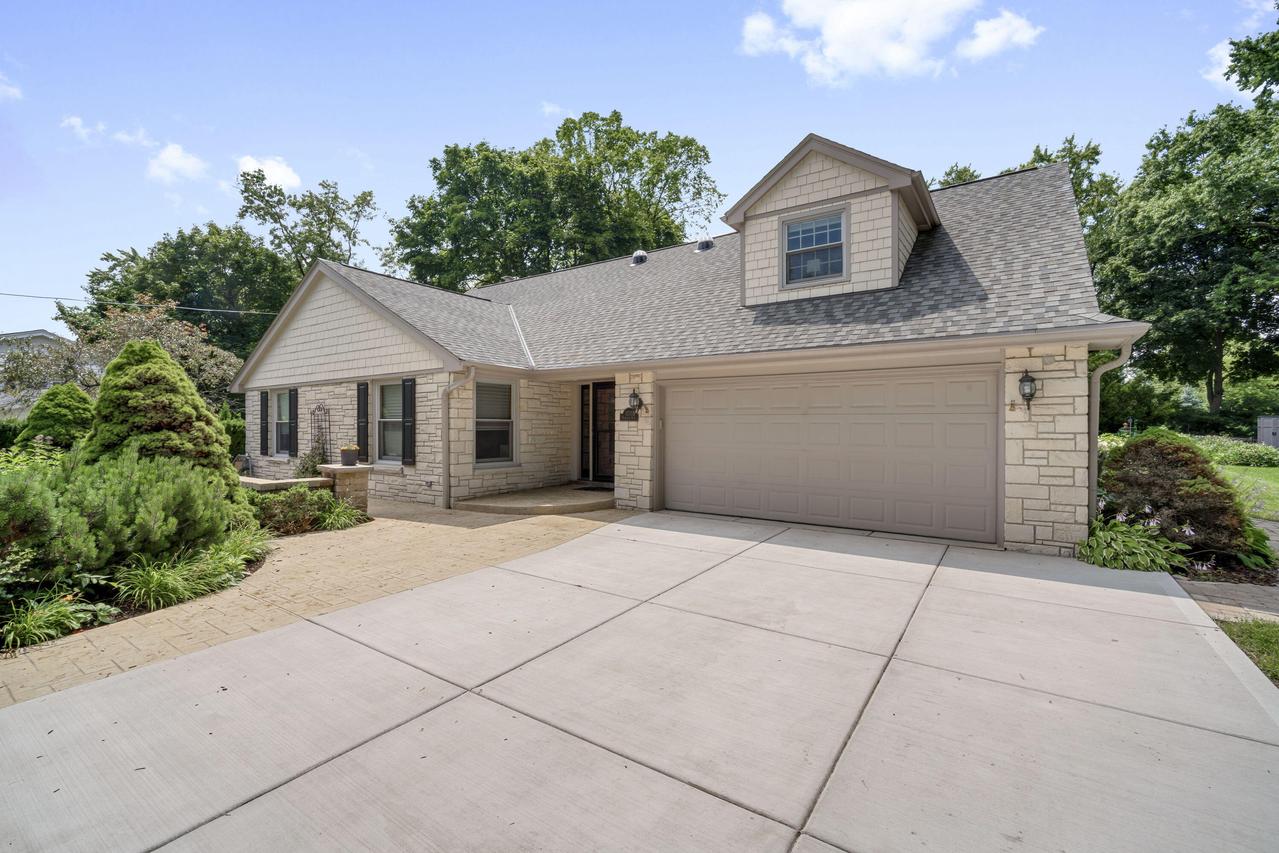 1235 Fairhaven Blvd, Elm Grove, WI 53122