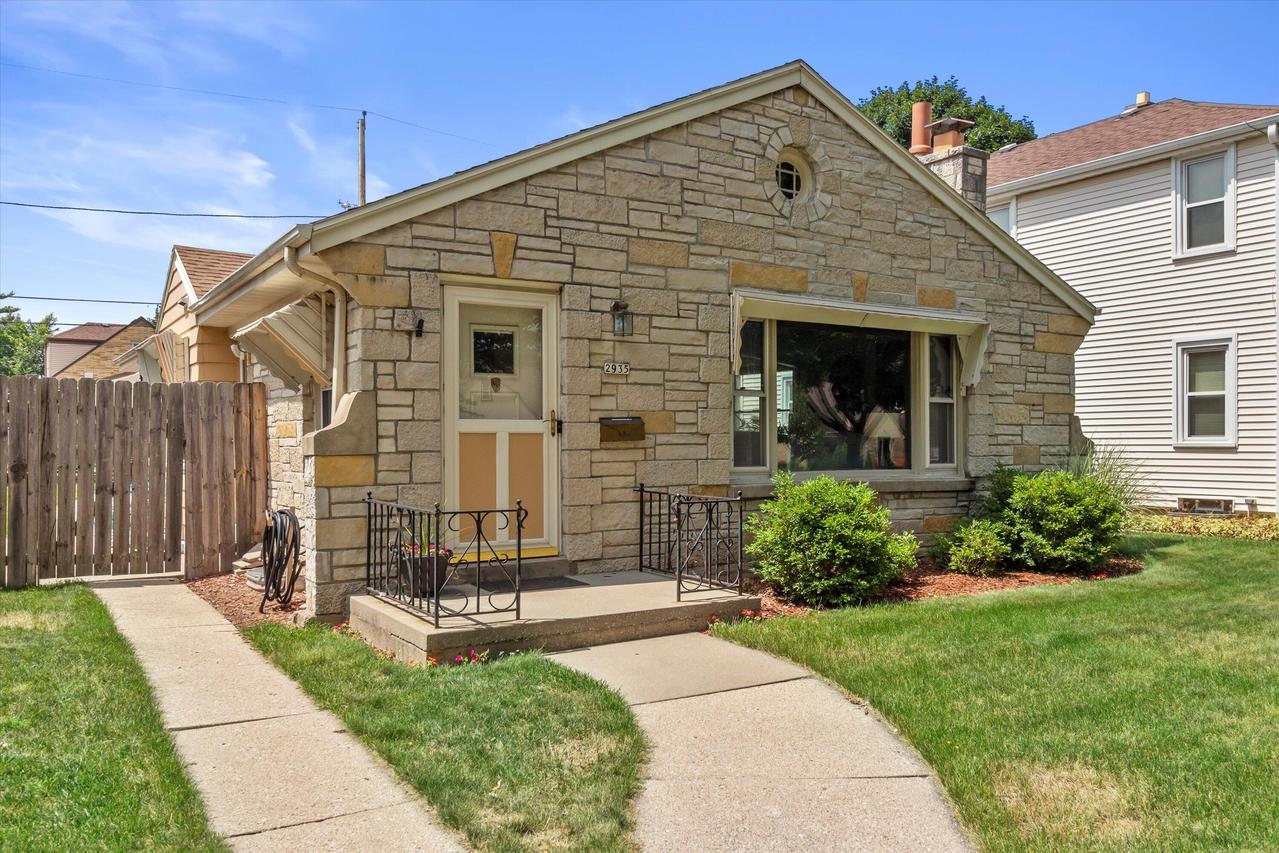 2935 S 38th St, Milwaukee, WI 53215