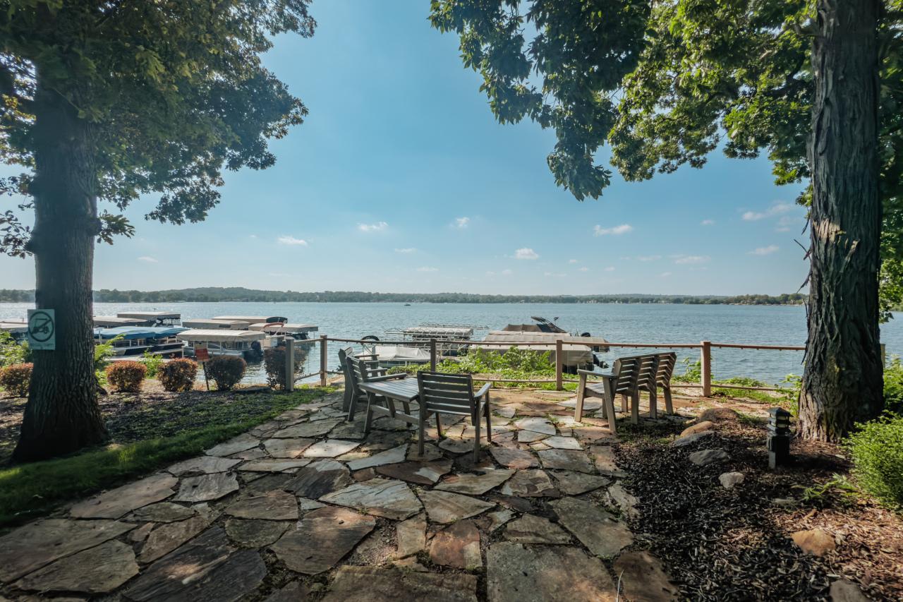 S75W17553 Harbor Cir, Muskego, WI 53150