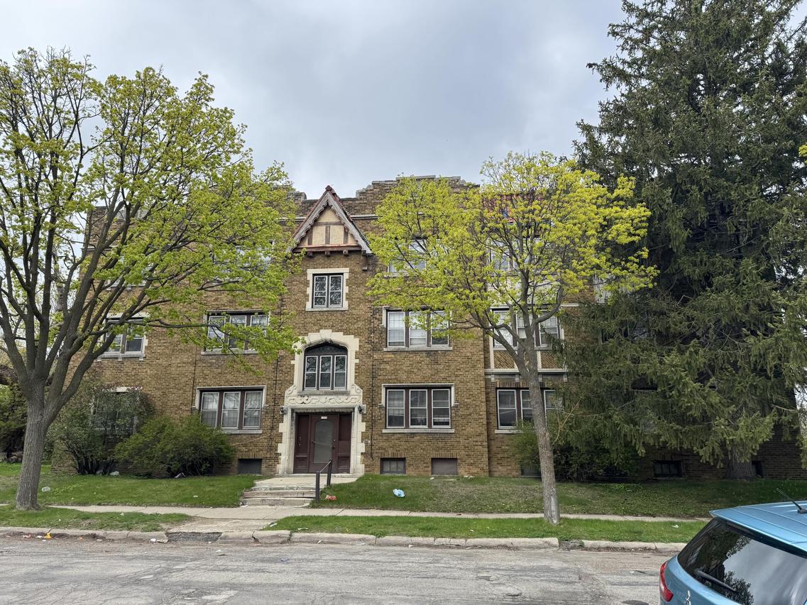 2409 N 52nd St, Milwaukee, WI 53210