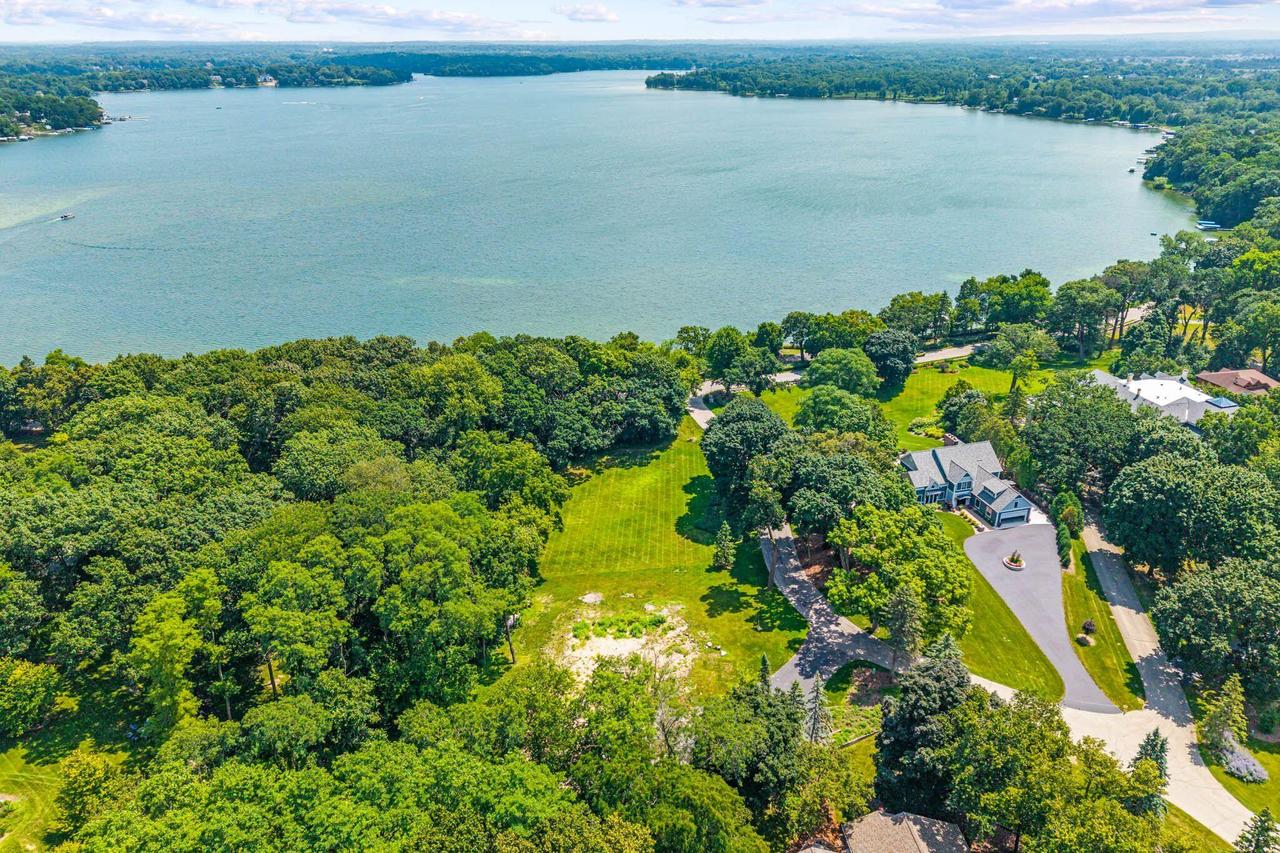 1 Earling Ct, Oconomowoc Lake, WI 53066