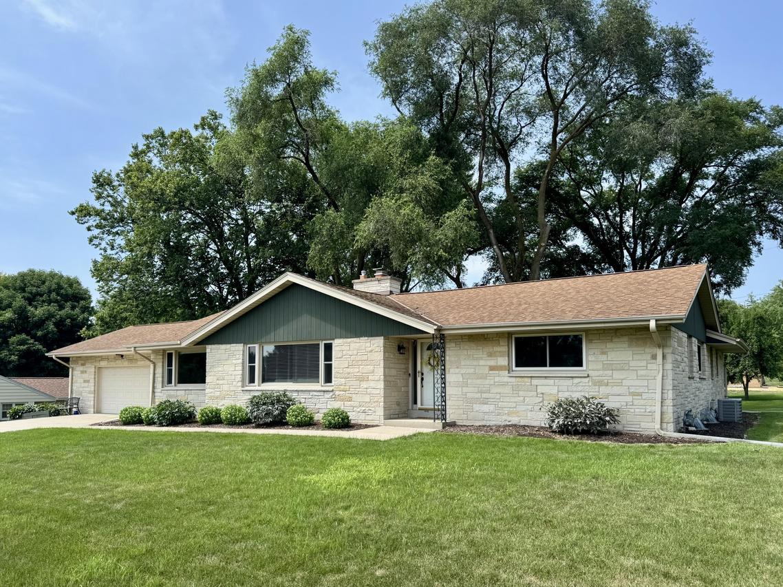 4215 N 162nd St, Brookfield, WI 53005