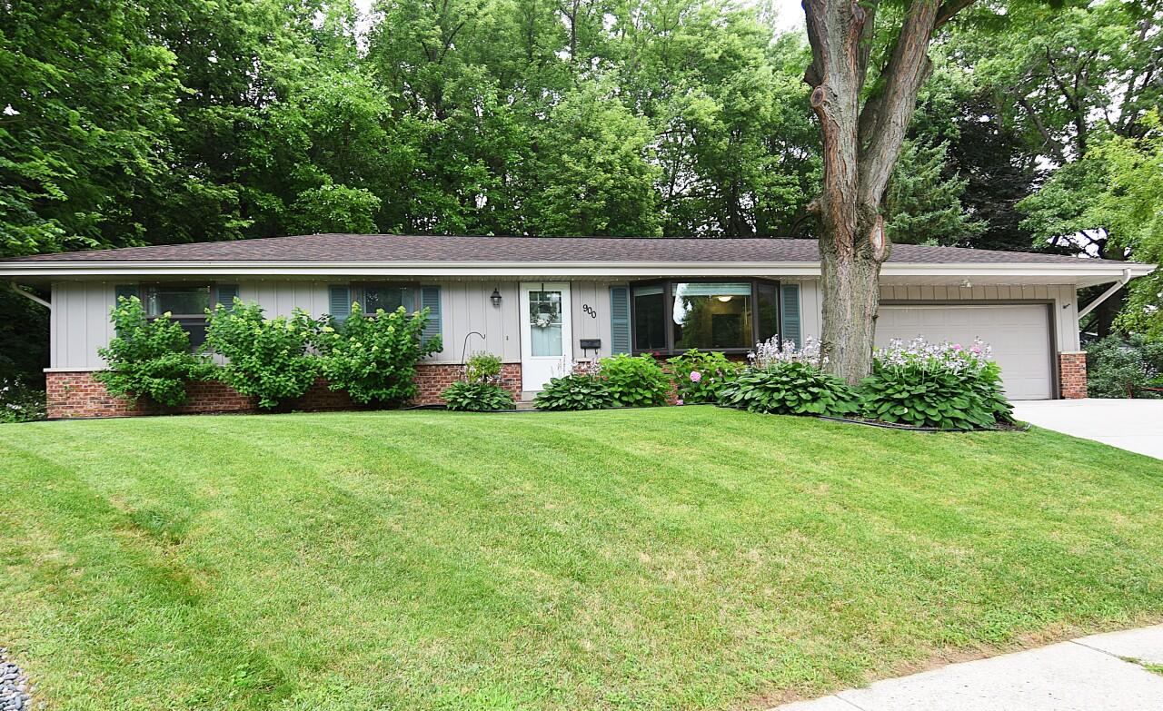 900 Lynne Ct, Waukesha, WI 53186