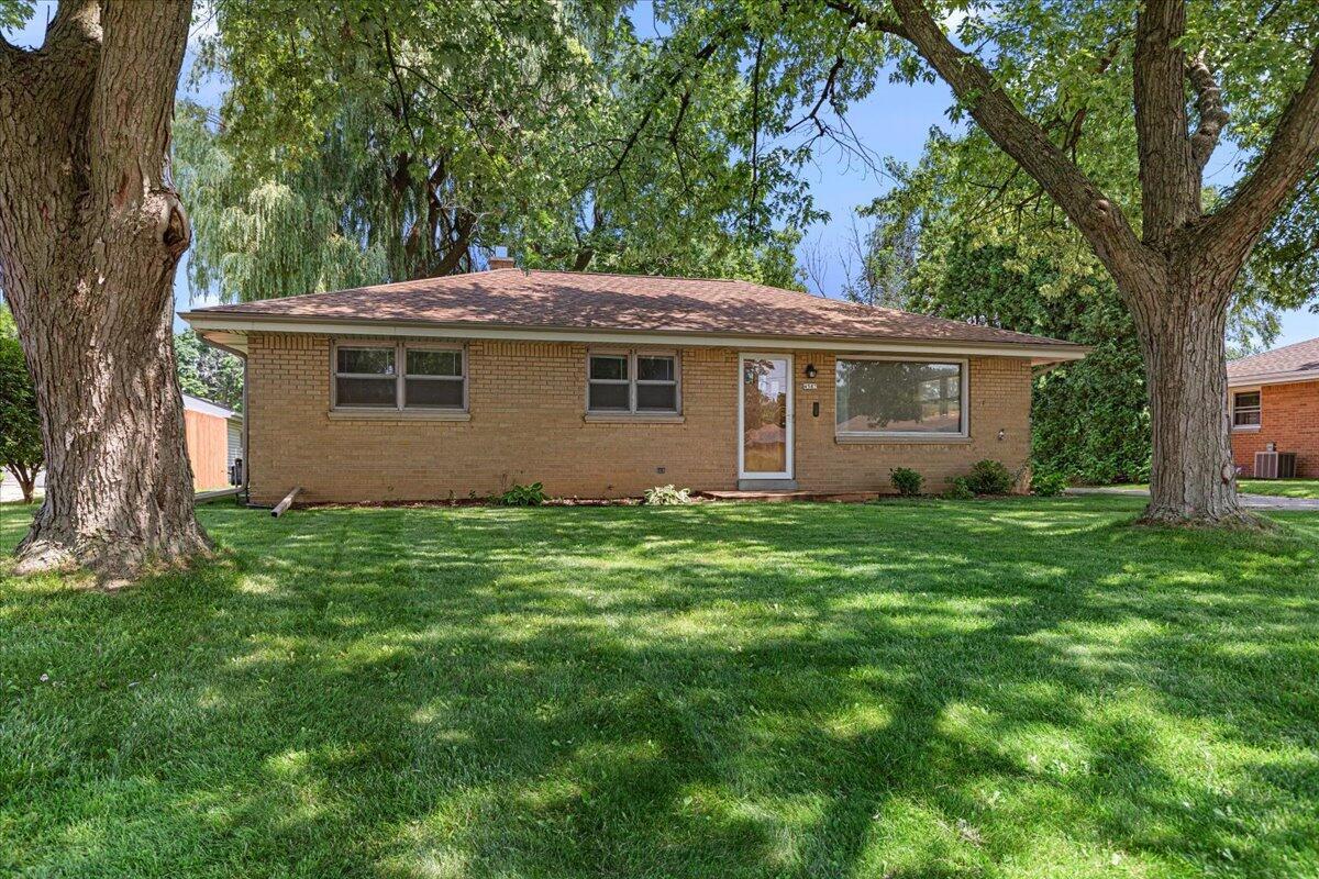 4582 S 62nd St, Greenfield, WI 53220