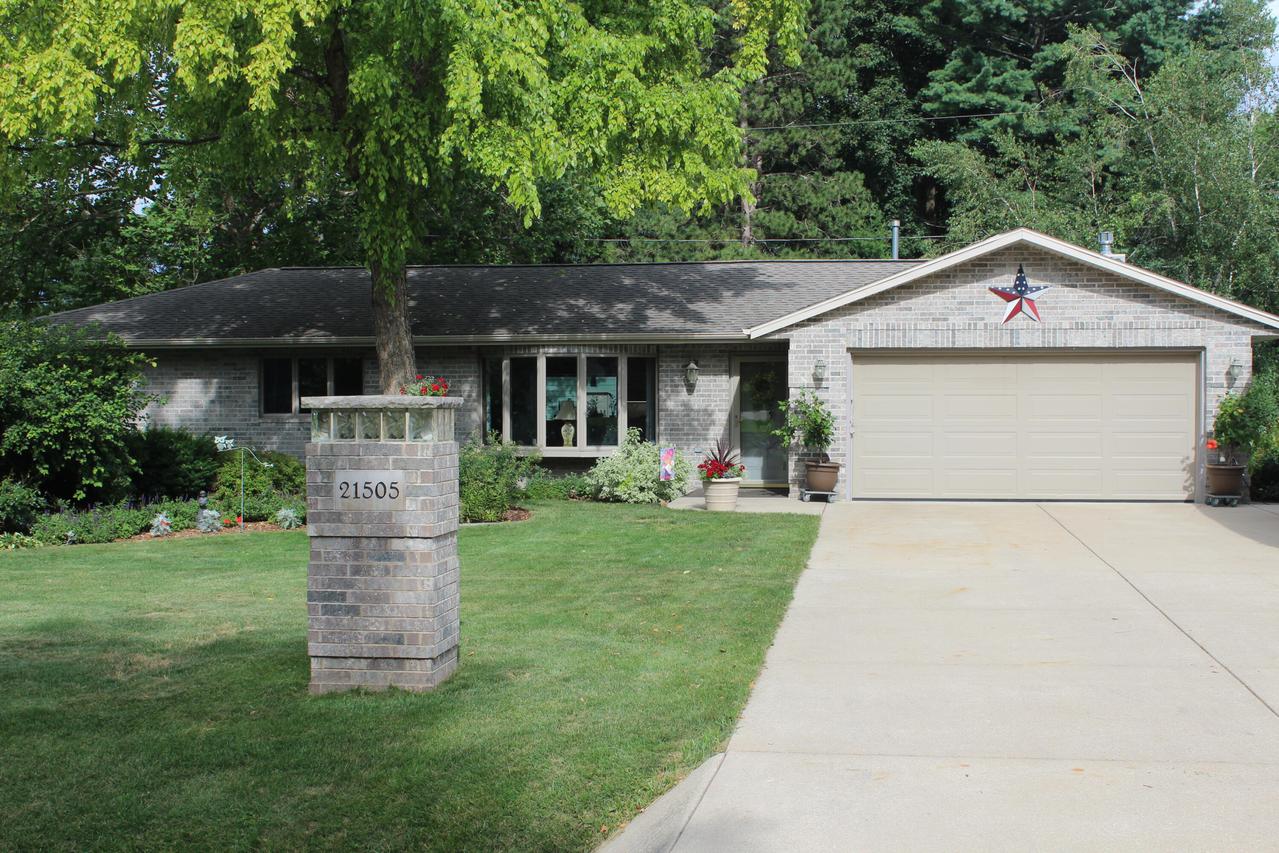 21505 Greendale Dr, Brookfield, WI 53186