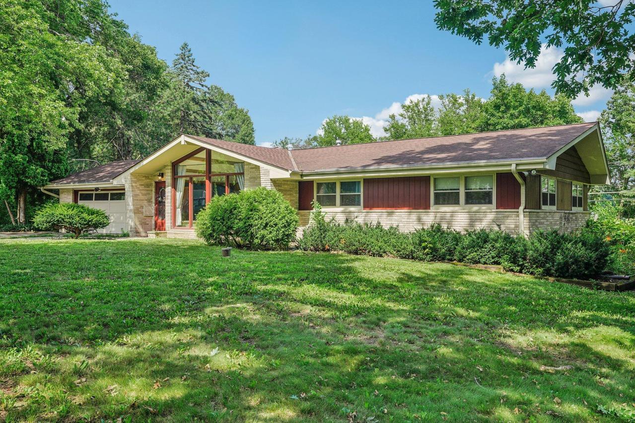 816 Maple Way, Waukesha, WI 53188