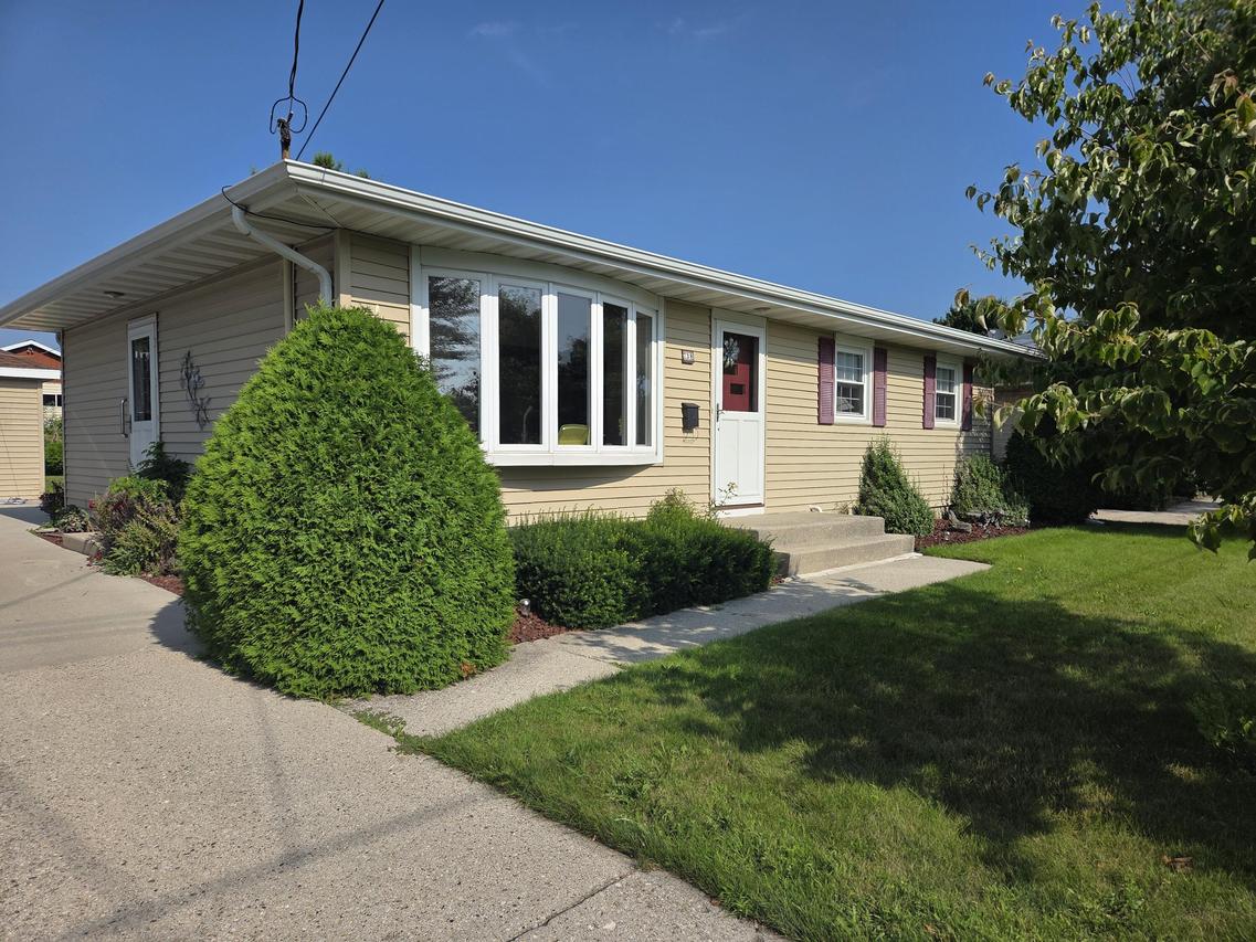 738 S 30th St, Manitowoc, WI 54220