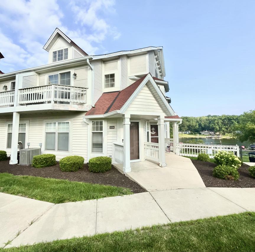 2116 Landings Ln, Delavan, WI 53115