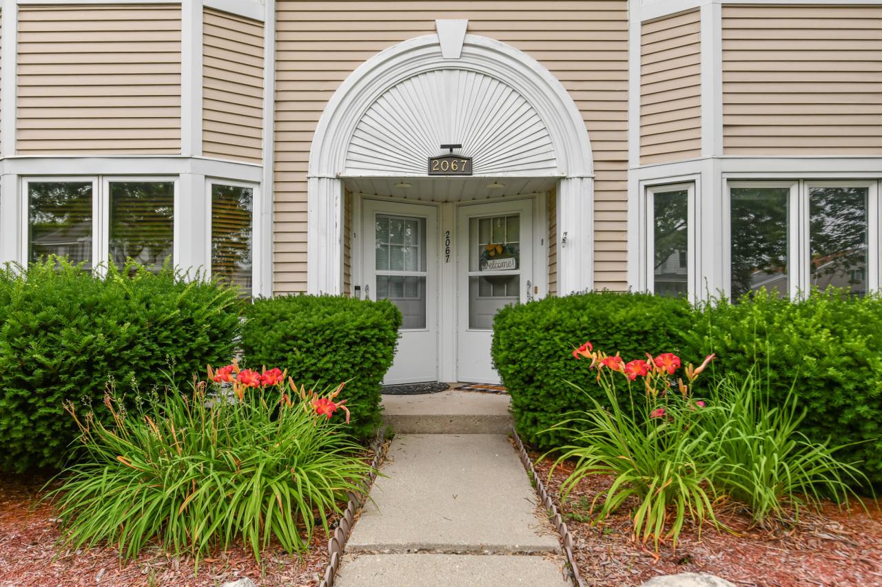 2067 Cliff-alex Ct #1, Waukesha, WI 53189