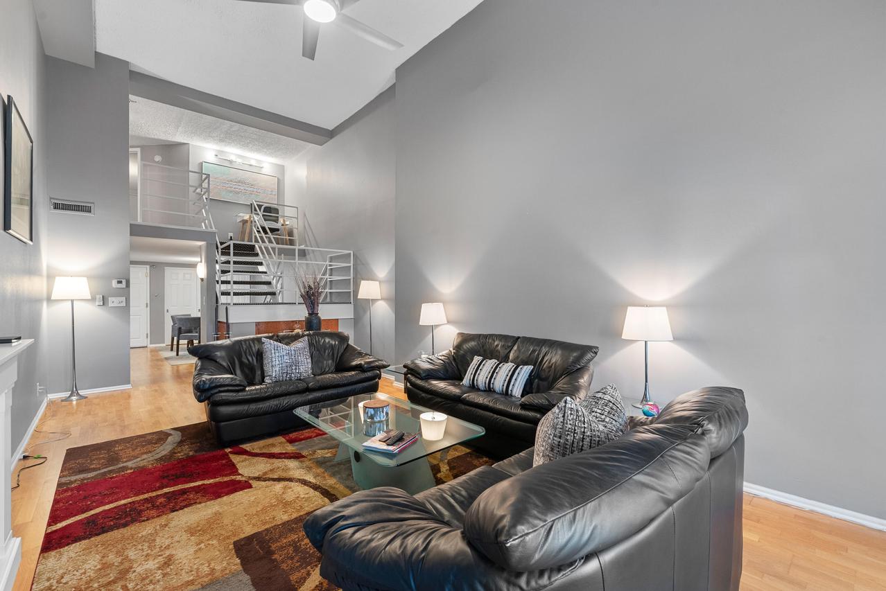 270 E Highland Ave #1021, Milwaukee, WI 53202