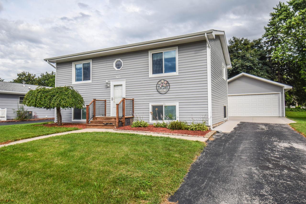 743 Foxtrail Cir, Burlington, WI 53105