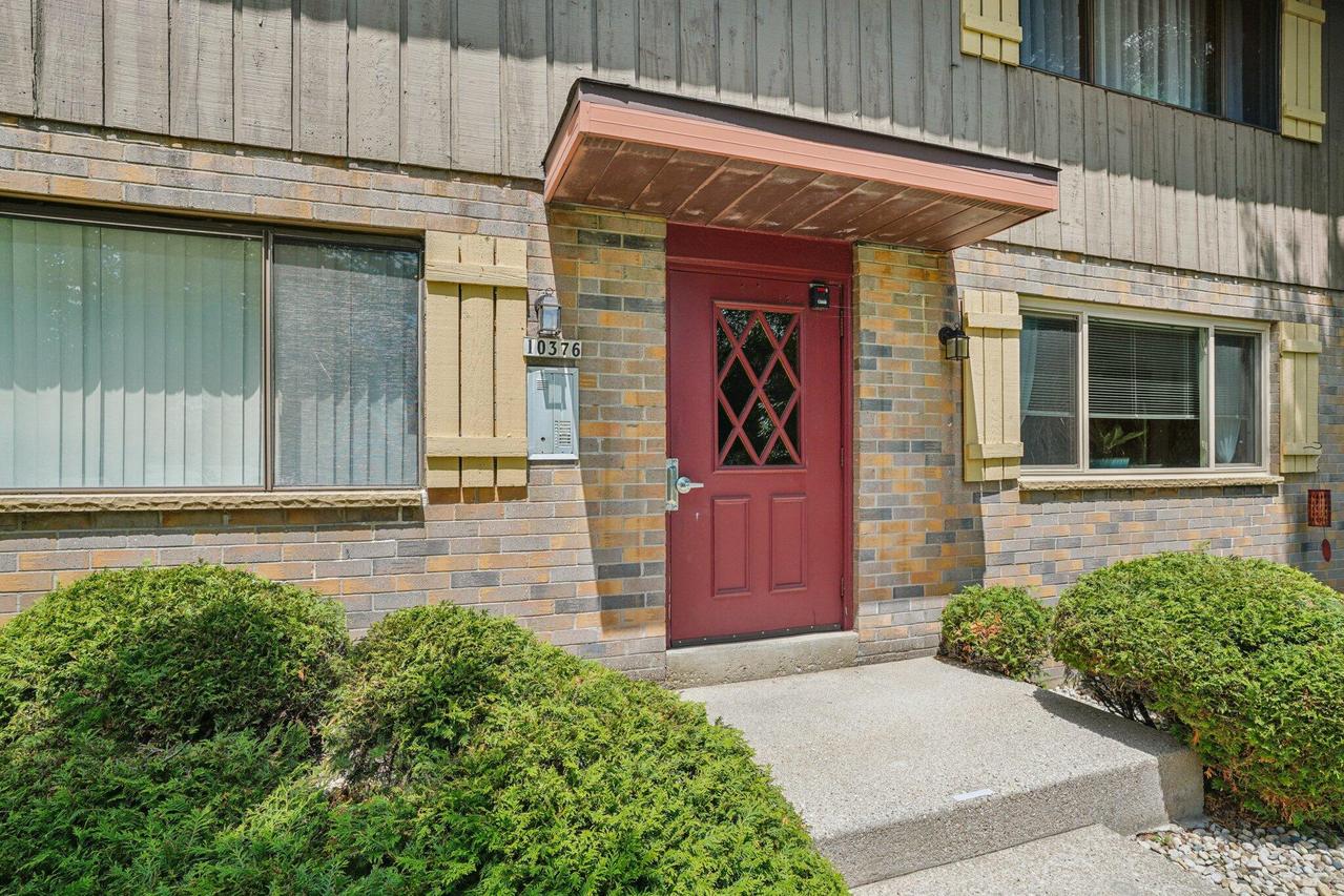 10376 W Whitnall Edge Ct #201, Franklin, WI 53132