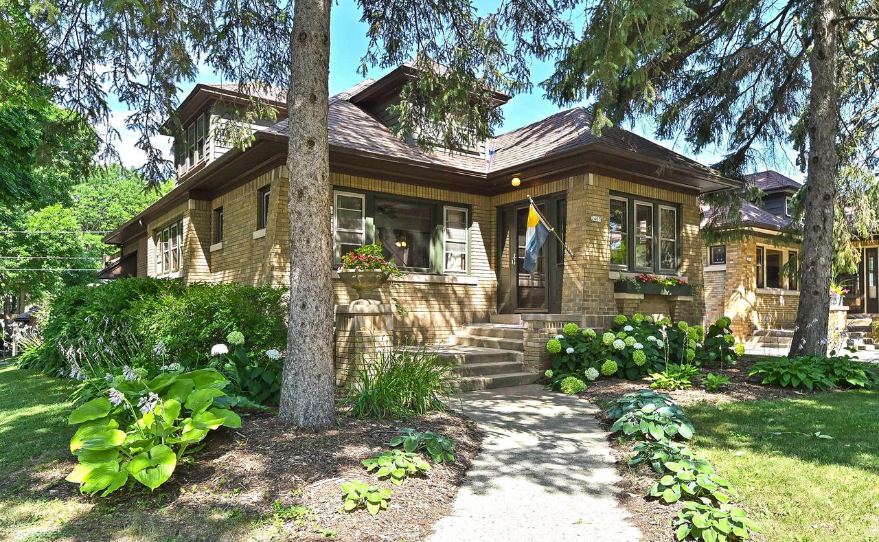 2405 N 68th St, Wauwatosa, WI 53213