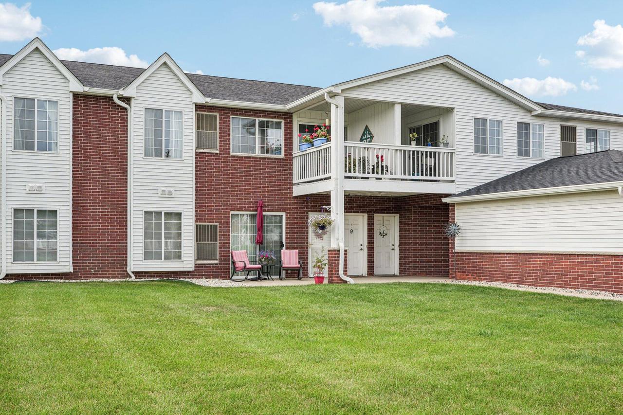 8200 Lexington Pl #11, Pleasant Prairie, WI 53158