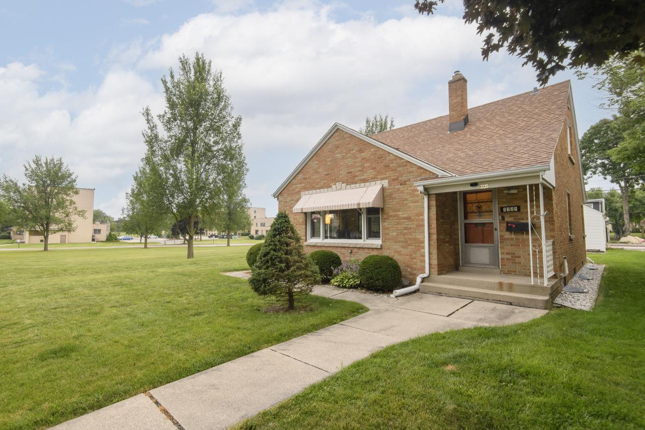 3225 S 40th St, Milwaukee, WI 53215