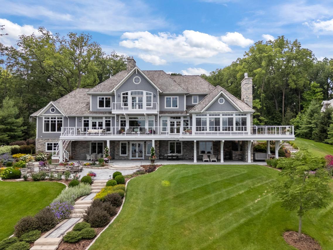 5780 N Pheasant Dr, Chenequa, WI 53058