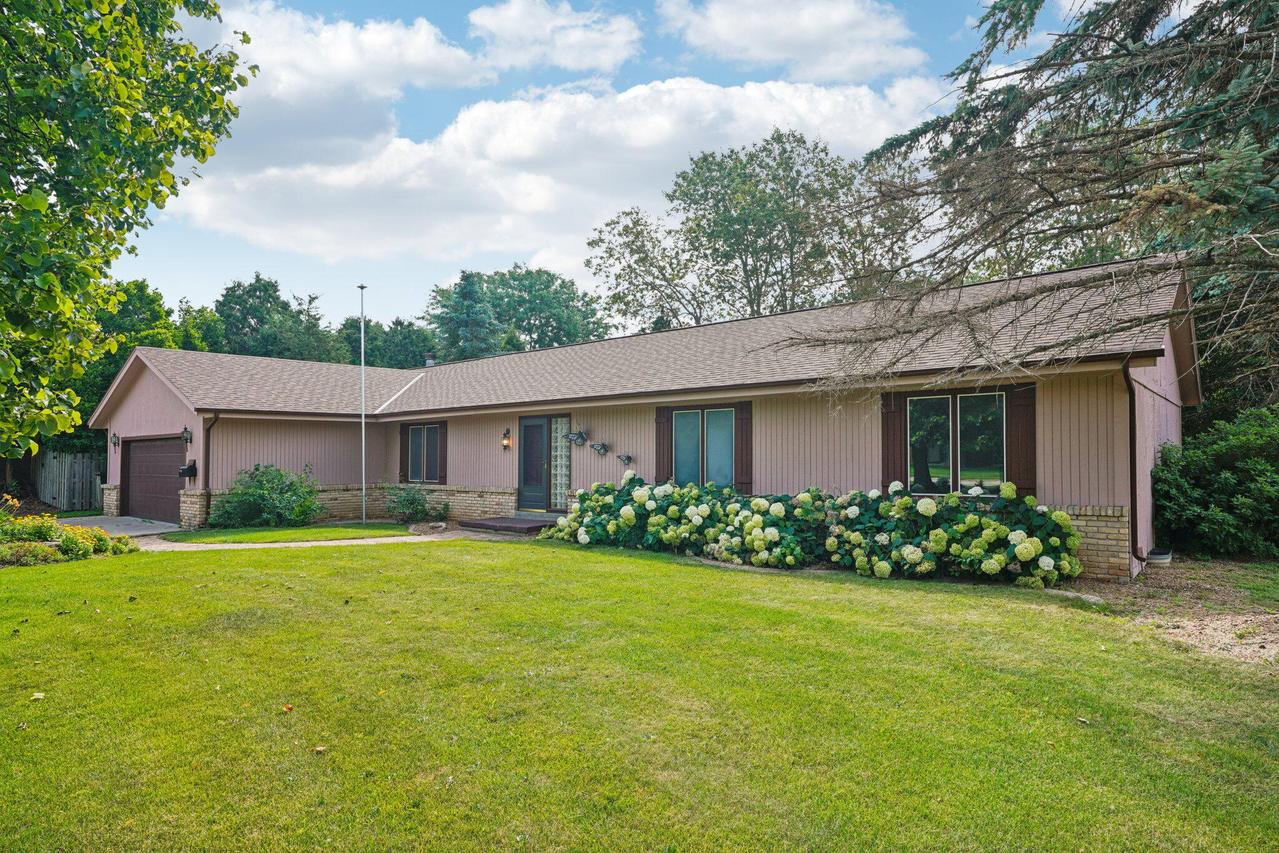 935 Old Tower Rd, Oconomowoc, WI 53066