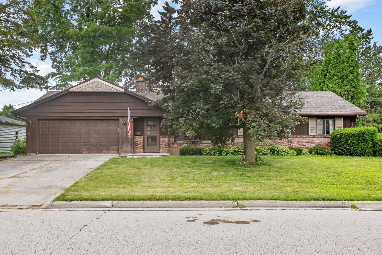 555 Meadow Ln, Sheboygan Falls, WI 53085