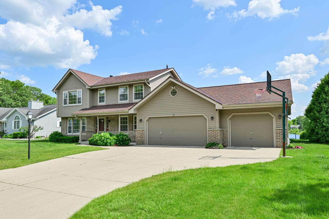 8521 W Lake Pointe Dr, Franklin, WI 53132
