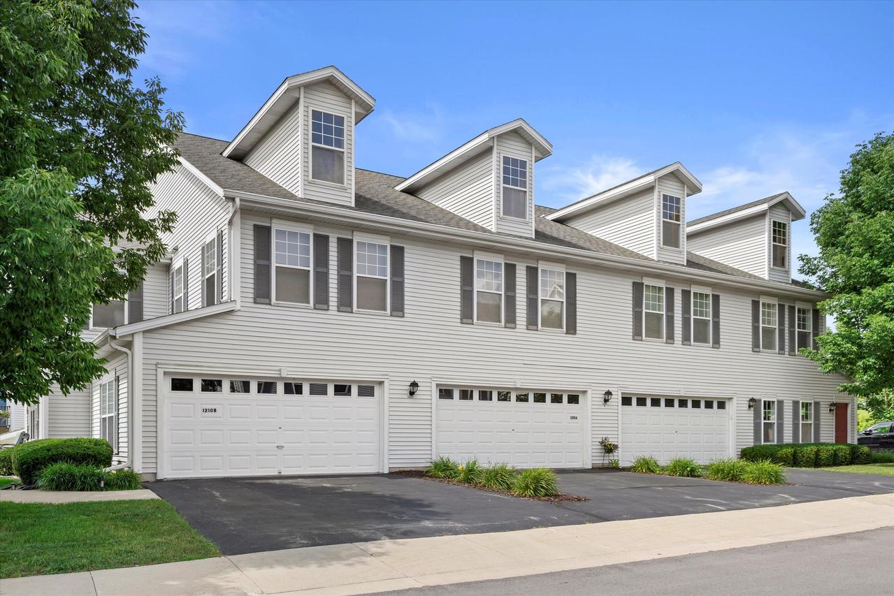1210 Woodbury Cmn #C, Waukesha, WI 53189