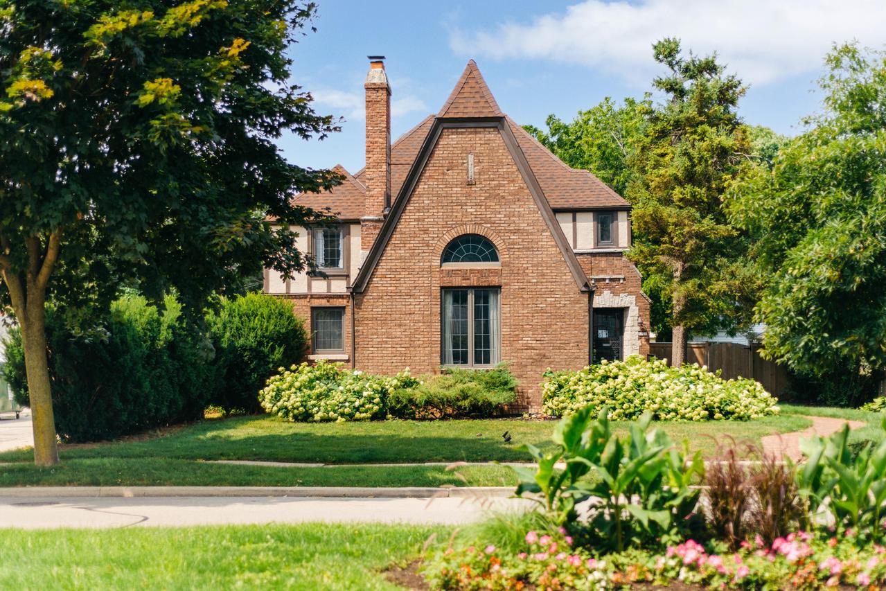 5221 N Santa Monica Blvd, Whitefish Bay, WI 53217