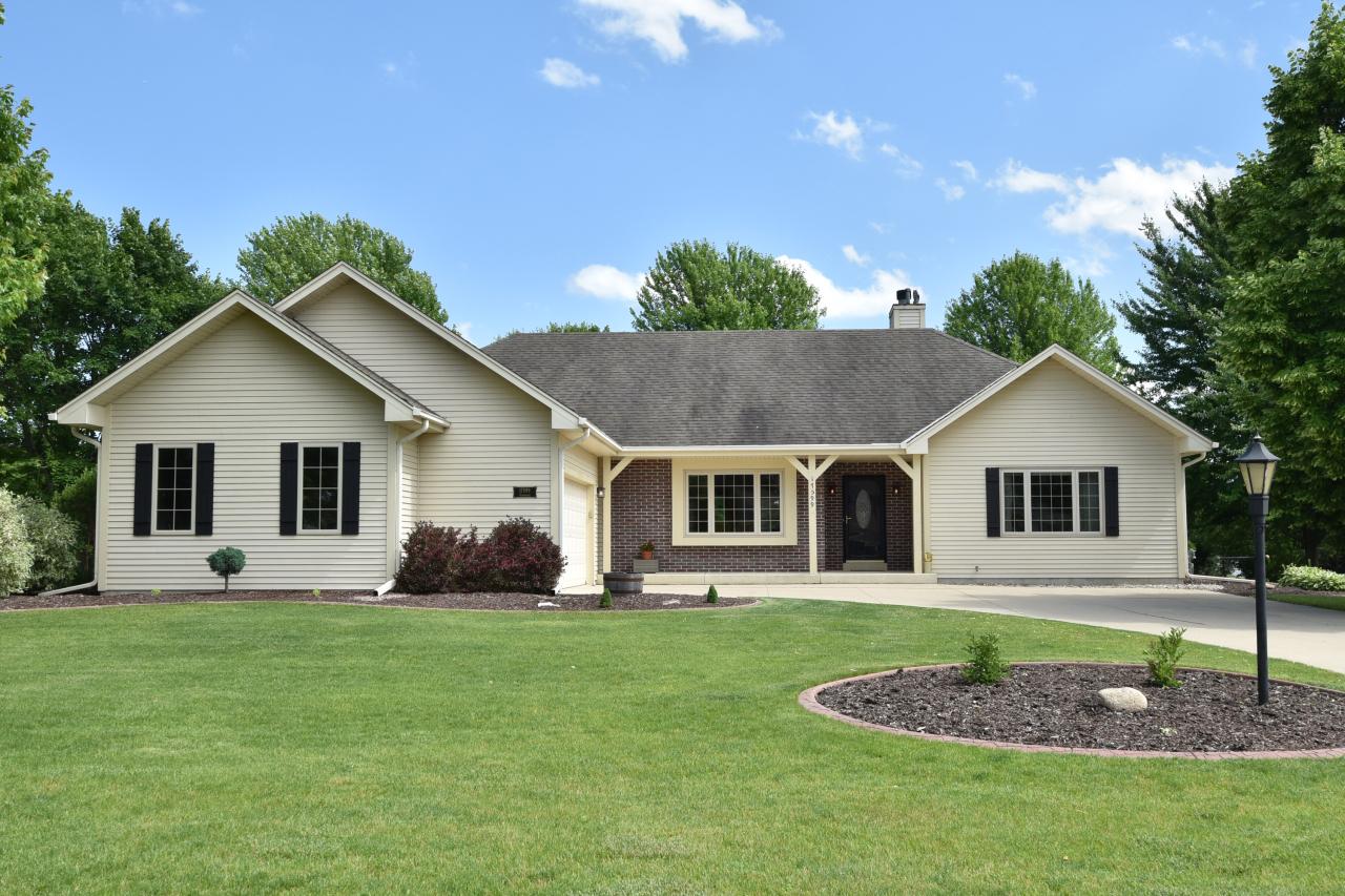 N102W17599 Stoneridge Dr, Germantown, WI 53022