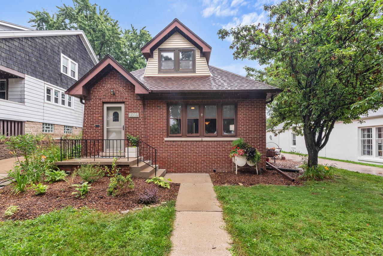 2124 N 84th St, Wauwatosa, WI 53226