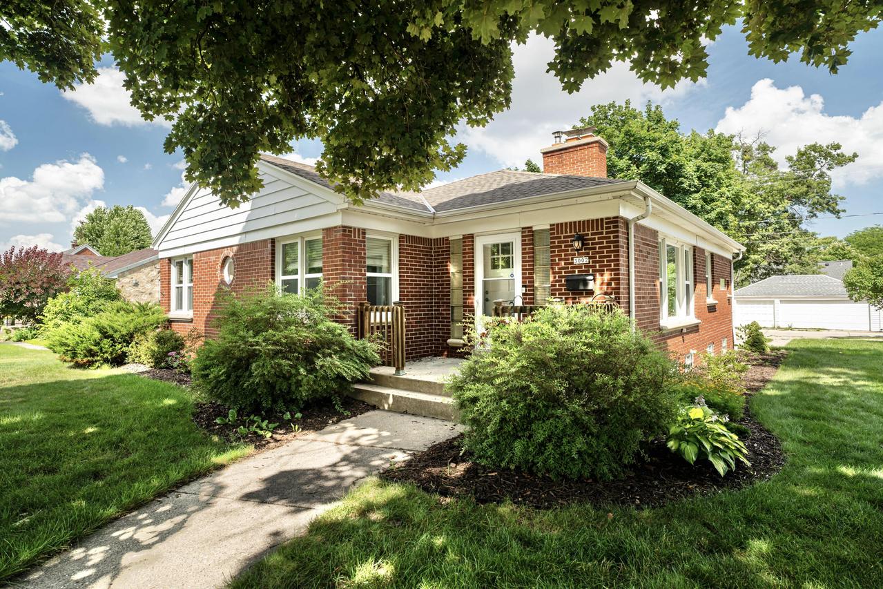 3002 N 86th St, Milwaukee, WI 53222