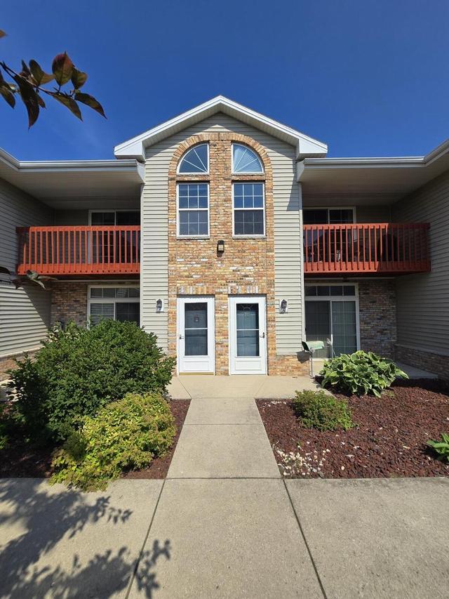 6198 S Creekside Dr #13, Cudahy, WI 53110