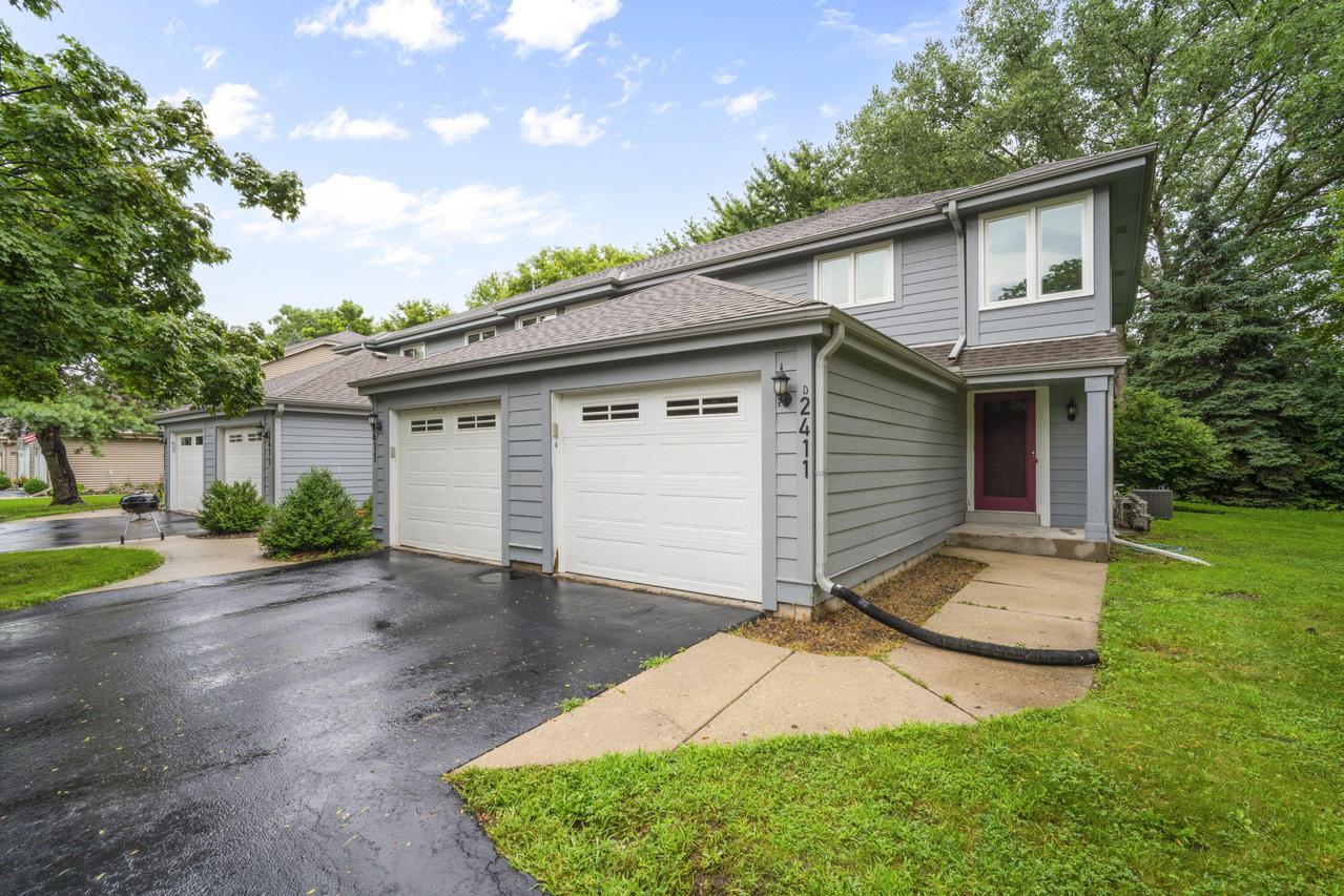 2411 Willowood Dr #D, Waukesha, WI 53188
