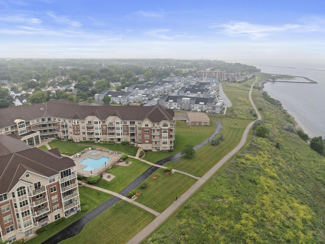 4120 S Lake Dr #263, Saint Francis, WI 53235