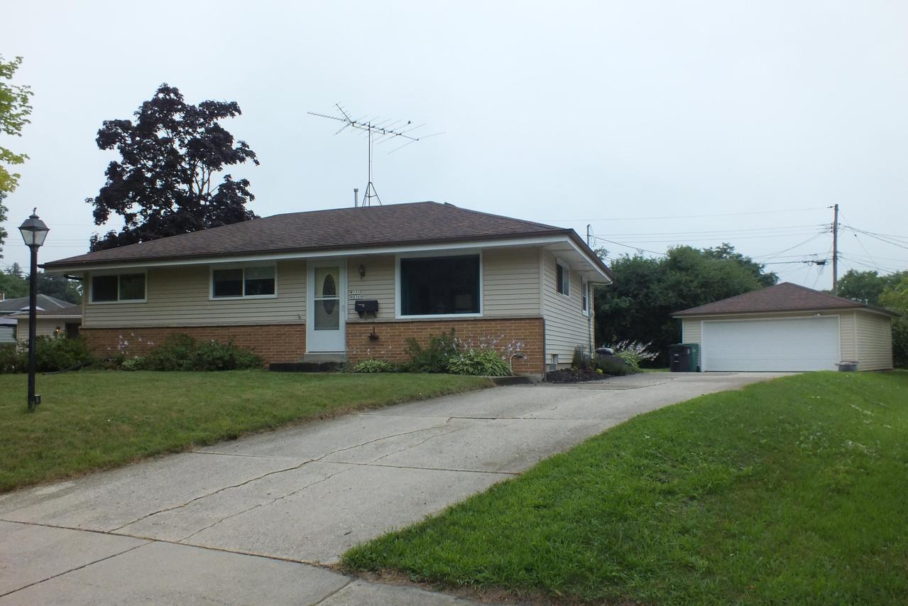 W151N8369 Thomas Dr, Menomonee Falls, WI 53051