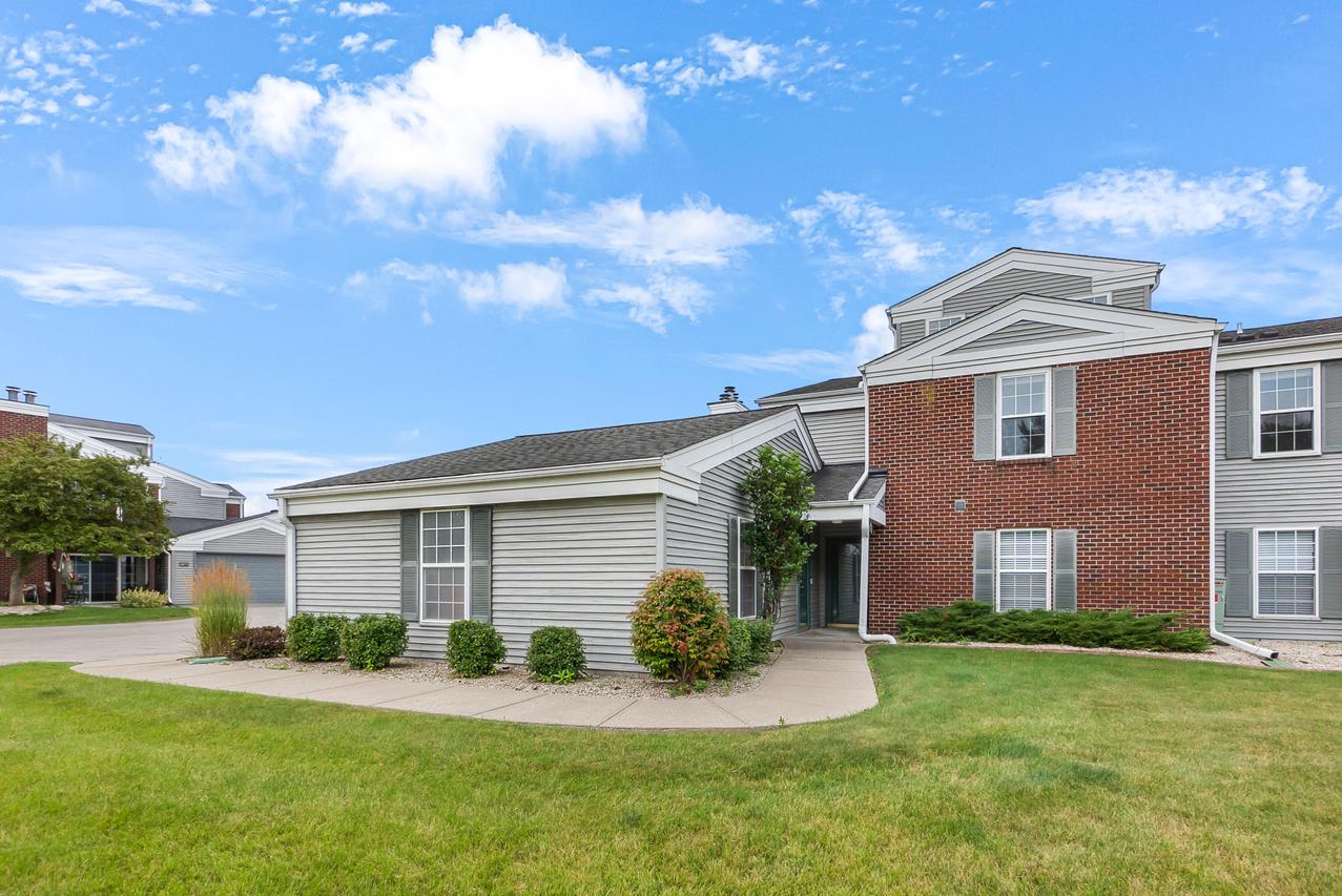 N17W26860 E Fieldhack Dr #E, Pewaukee, WI 53072