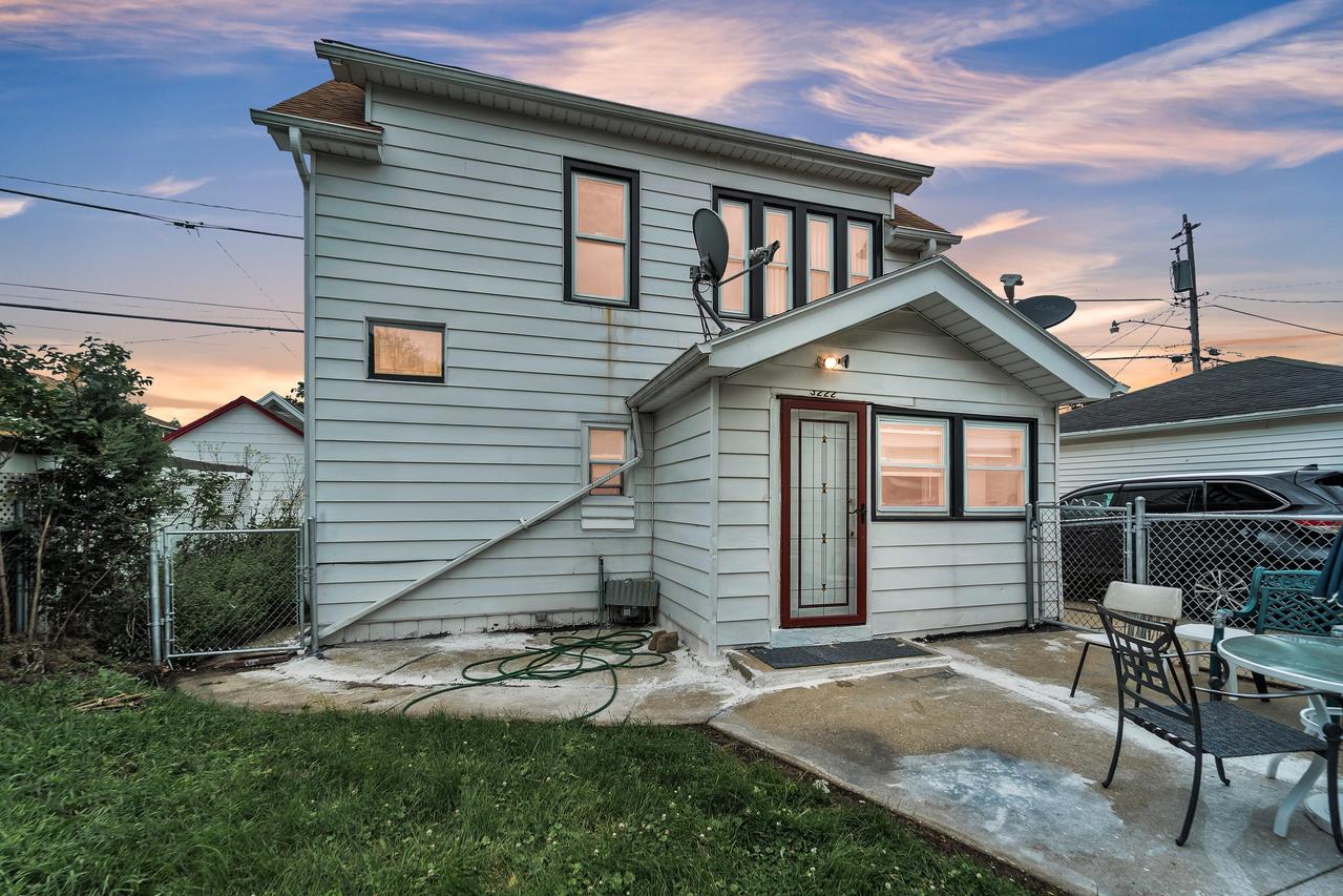 3222 S 11th St, Milwaukee, WI 53215