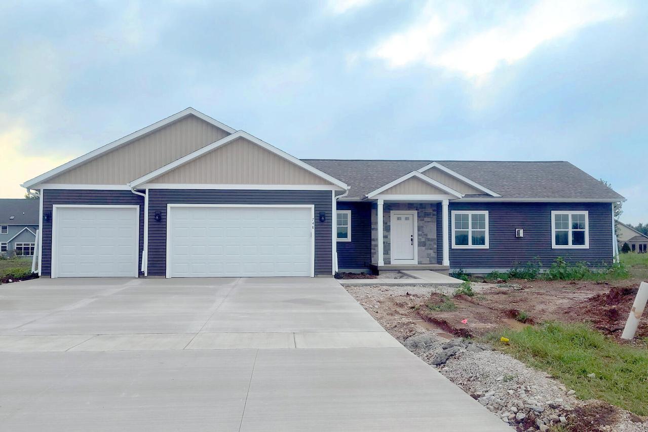 748 S Country Ln, Fond Du Lac, WI 54935