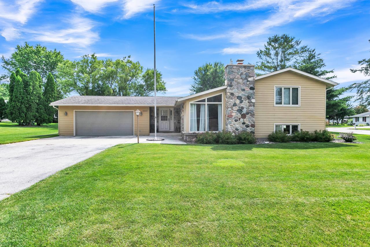 1237 Warbler Rd, Howards Grove, WI 53083