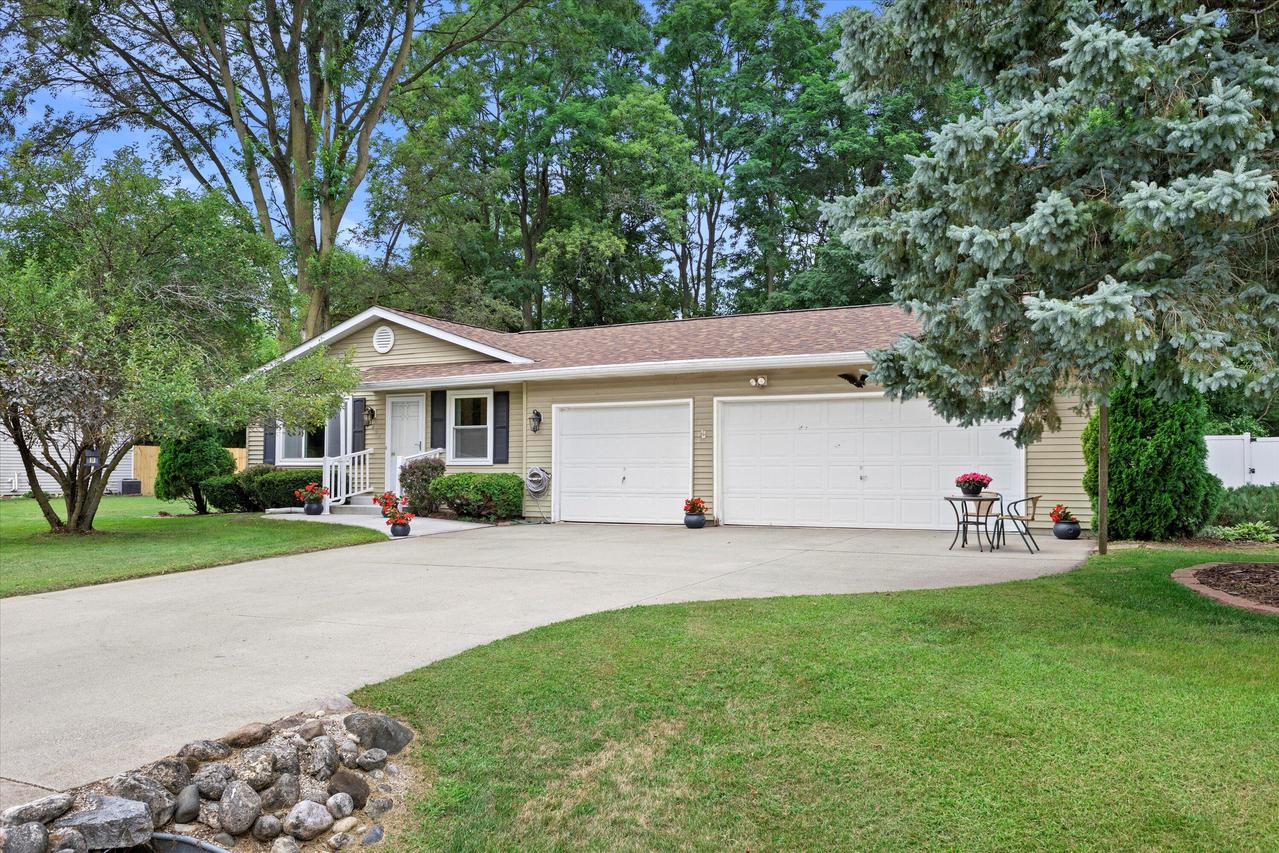 207 N Parkview Dr, Eagle, WI 53119
