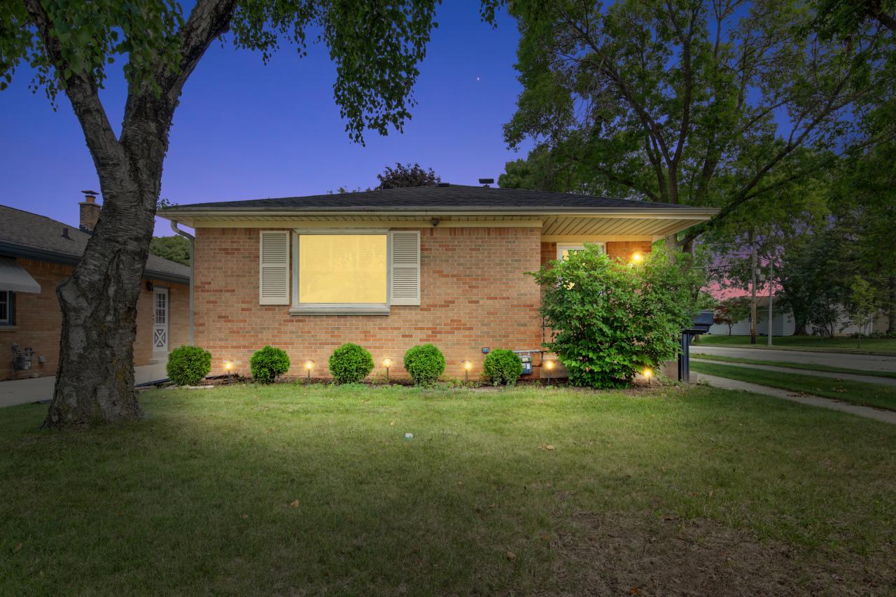 2480 S 94th St, West Allis, WI 53227