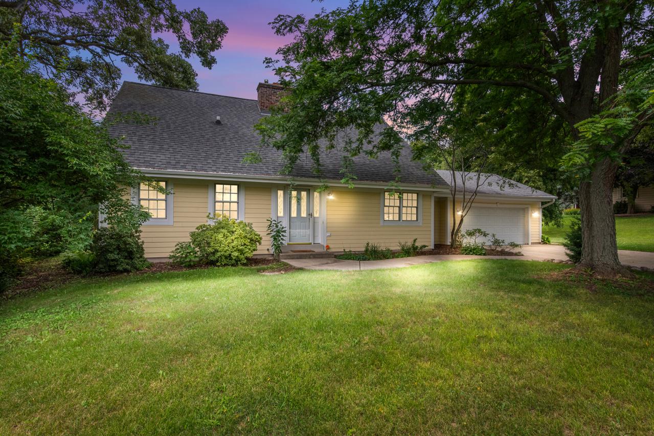 W329S7973 Hickory Nut Ln, Mukwonago, WI 53149