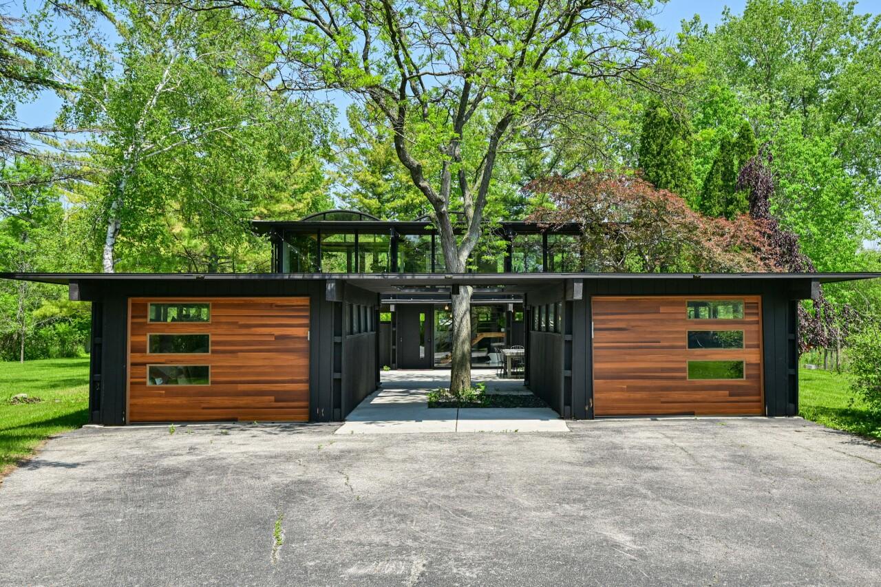 9470 N Sleepy Hollow, Bayside, WI 53217