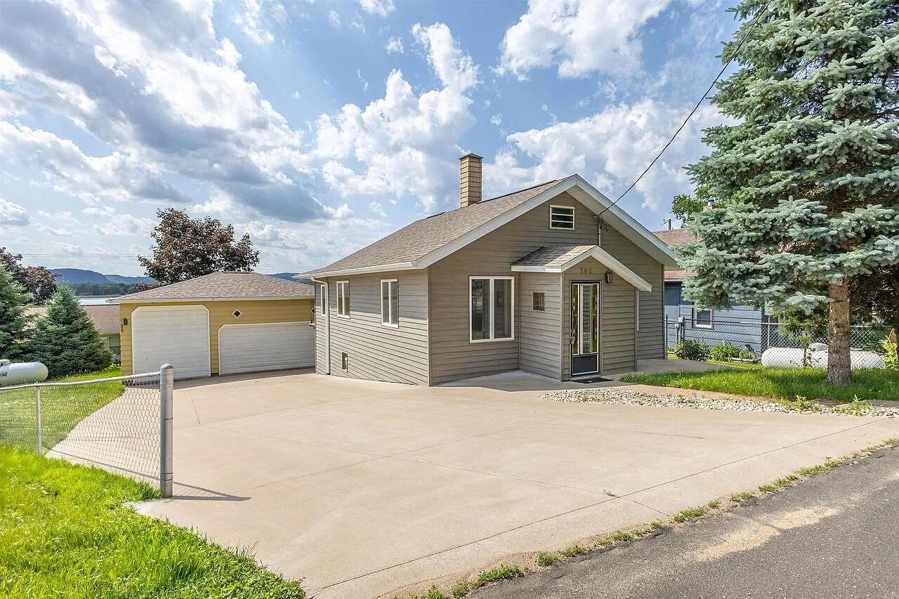 302 Walnut St, Genoa, WI 54632