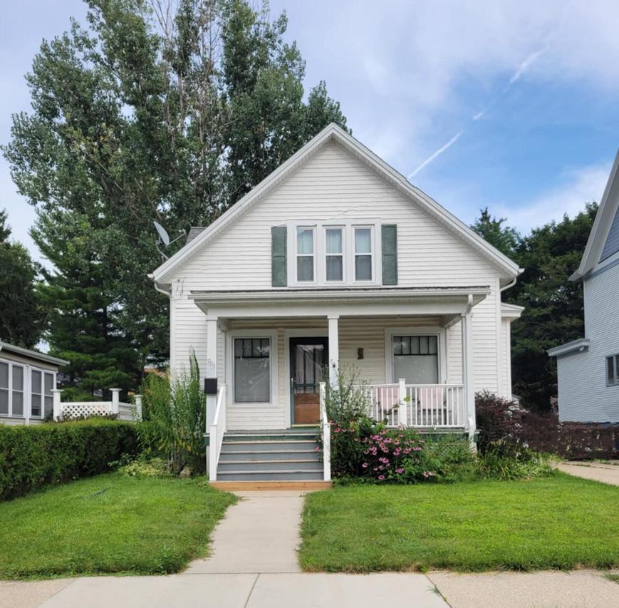 703 S 10th St, Watertown, WI 53094