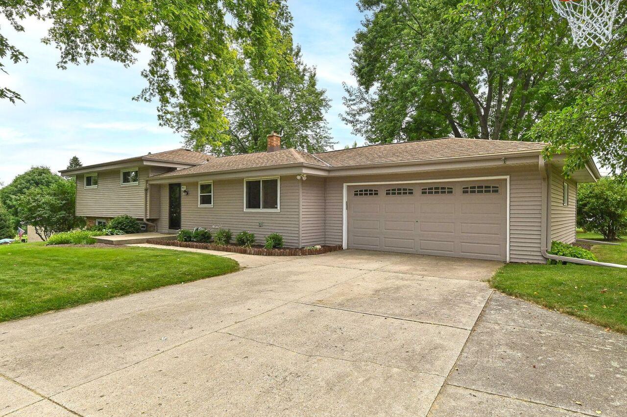 3025 Smith Dr, Brookfield, WI 53005