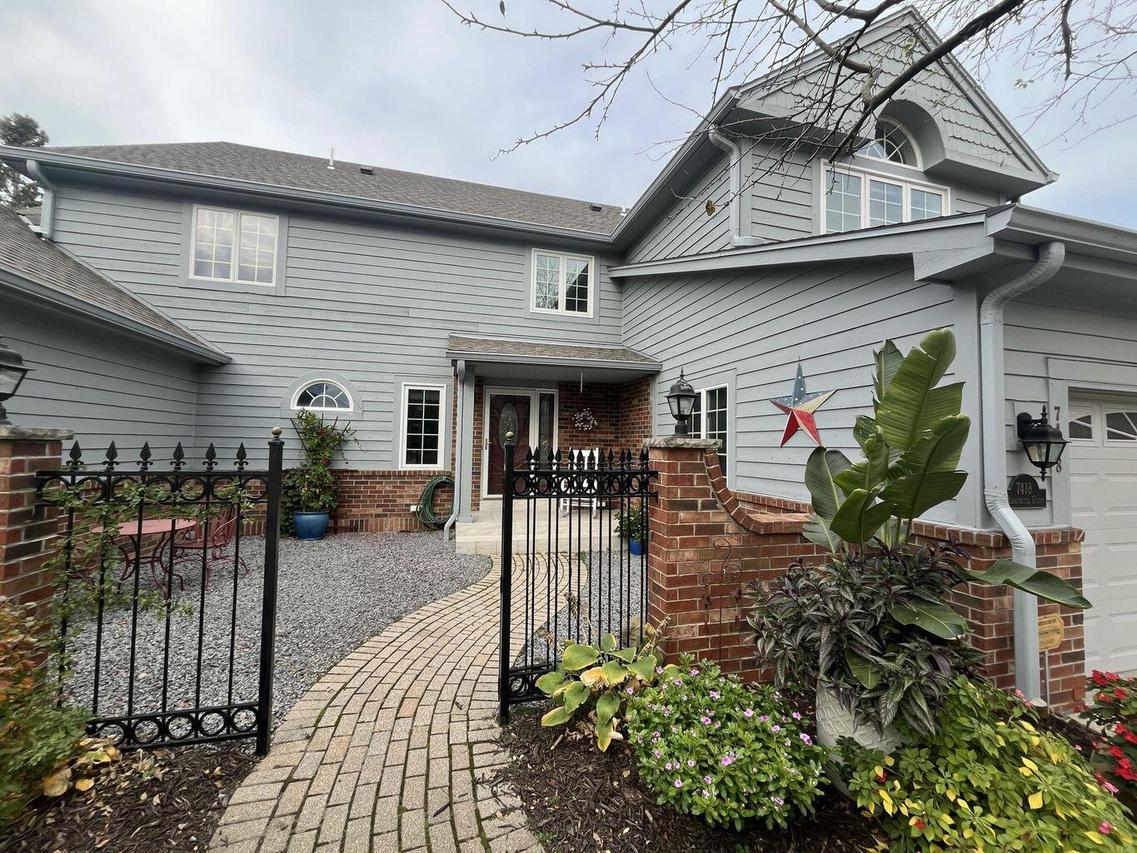 7418 W Morningside Ct, Franklin, WI 53132