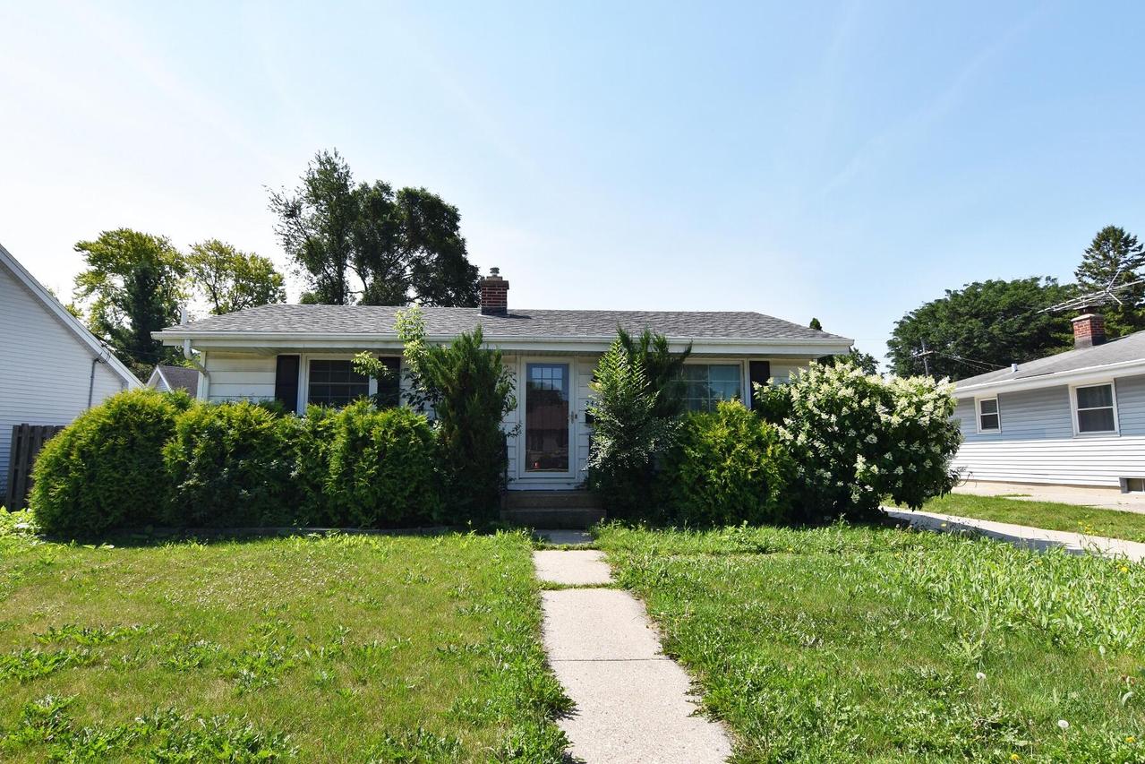 2405 82nd St, Kenosha, WI 53143